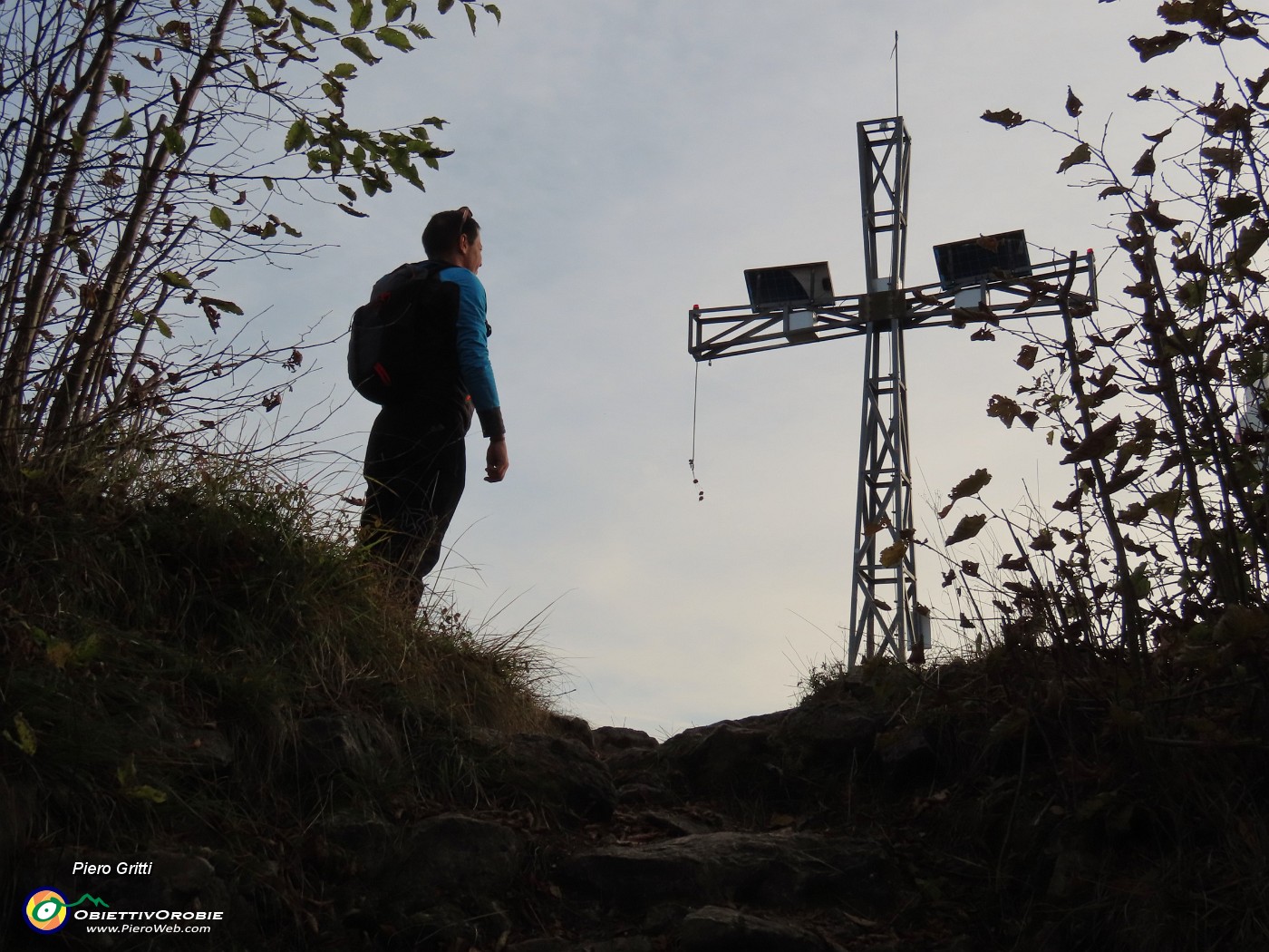 31 Alla grande croce dell'anticima sud del Podona (1183 m).JPG